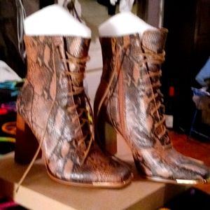 Brand new steve madden snake skin look boots